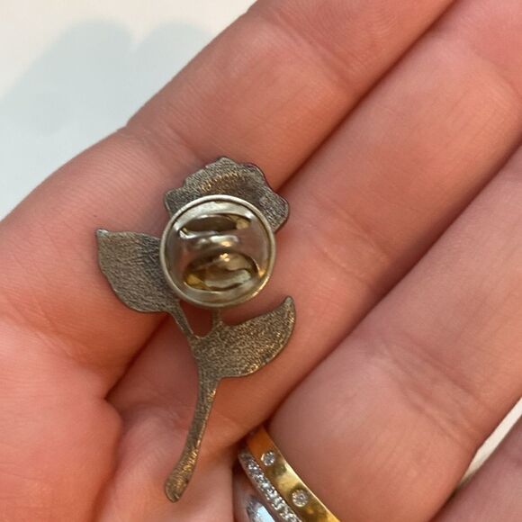 Red Rose Metal Brooch - Picture 3 of 4